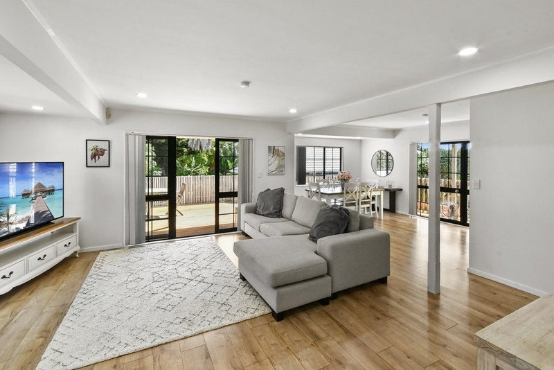25 Silkwood Grove, Totara Heights, Auckland - Carousel 1