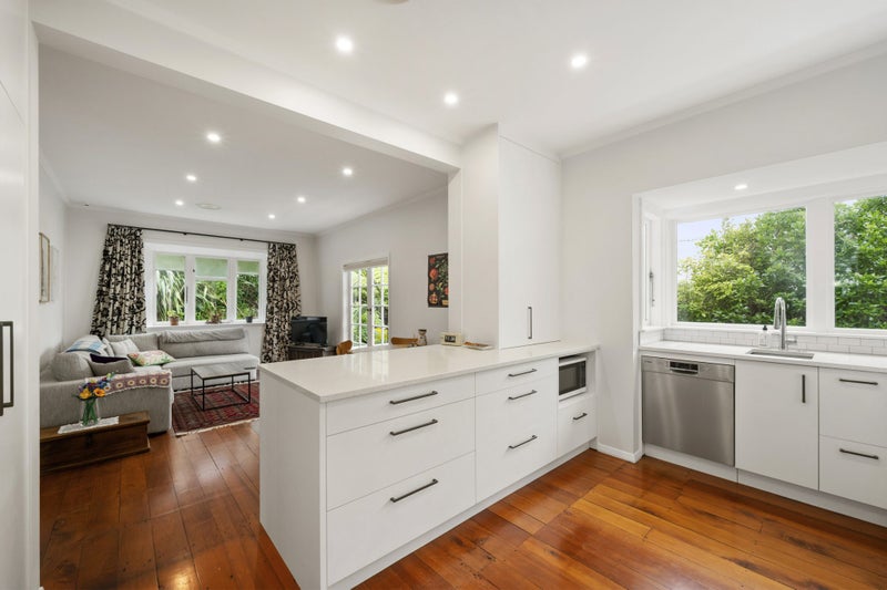 16 Albemarle Road, Northland, Wellington - Carousel 1