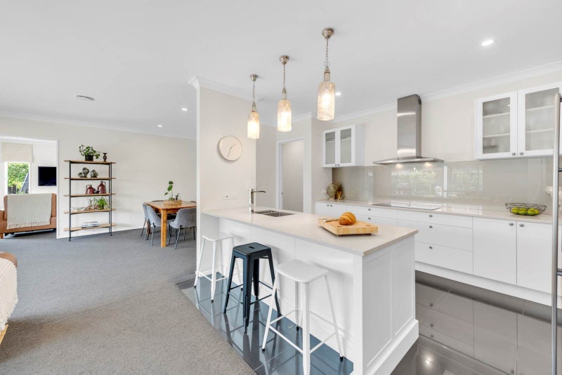 6 Weatherly Drive, Beachlands, Auckland - Carousel 1