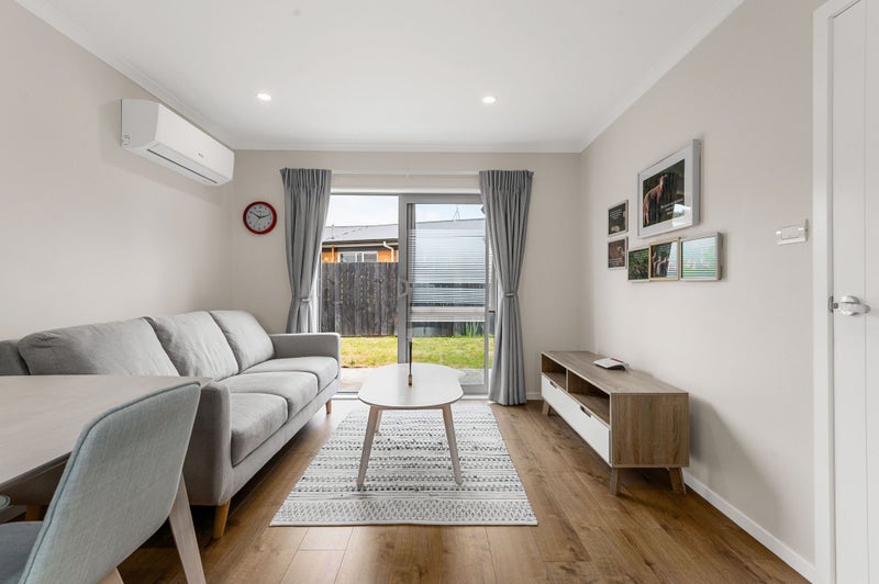 2/7 Rutherford Street, Chedworth, Hamilton - Carousel 2