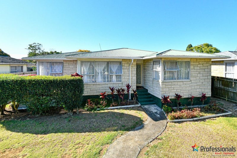 8 Staverton Crescent, Mangere, Auckland - Carousel 1