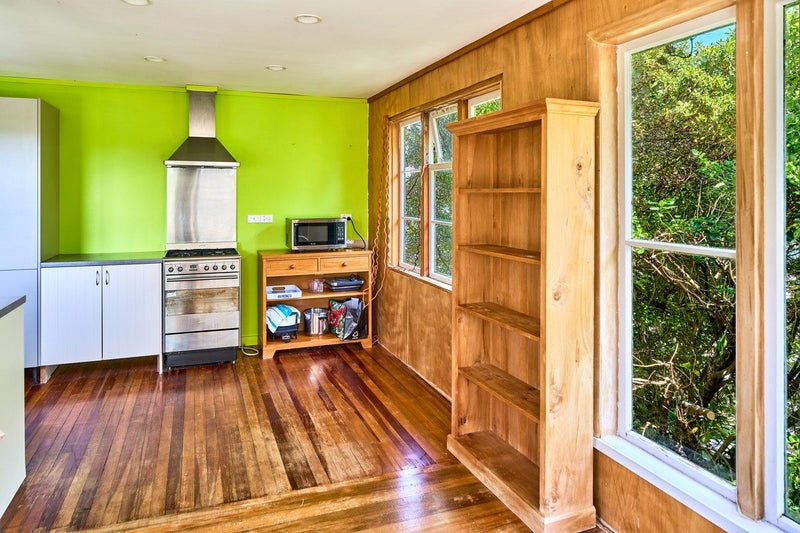 16 Walker Avenue, Paremata, Porirua - Carousel 2
