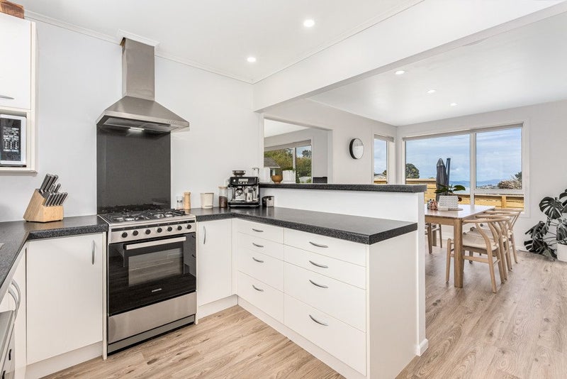 10 Christchurch Crescent, Kelson, Lower Hutt - Carousel 2