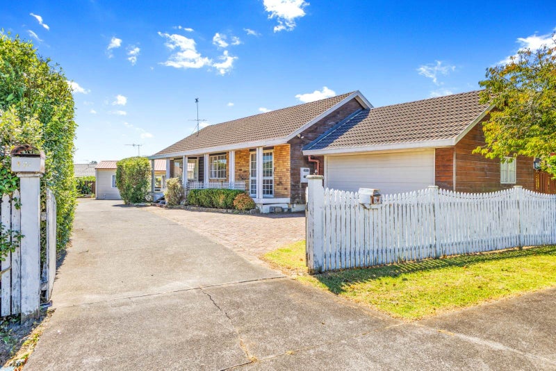 17 Heathridge Place, Burswood, Auckland - Carousel 1