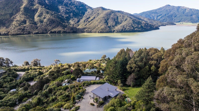 784A Queen Charlotte Drive, Picton - Carousel 1