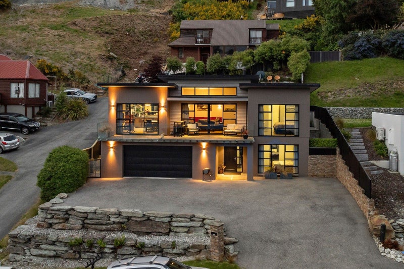 70 Wynyard Crescent, Fernhill, Queenstown - Carousel 1