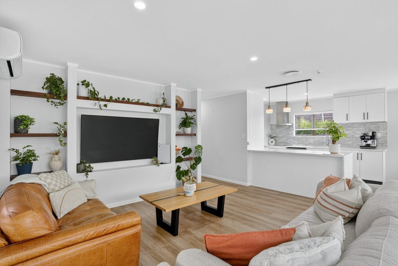 17 Topliss Drive, Northcross, Auckland - Carousel 2