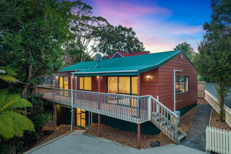 41A Cyclarama Crescent, Massey, Auckland - Carousel 2