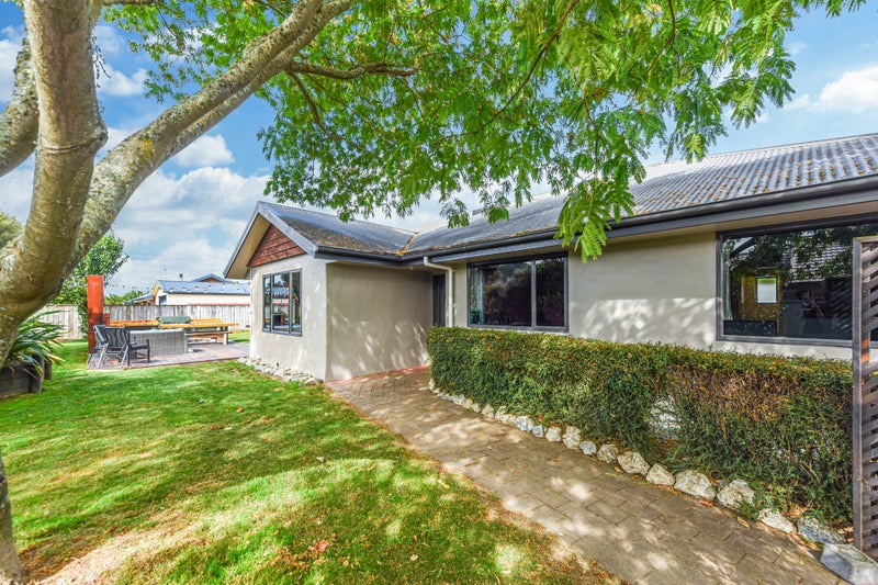 4 Whiting Drive, Wakefield - Carousel 1