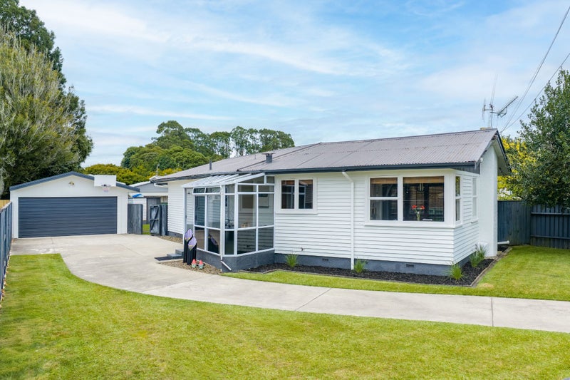 4 Colstone Street, Glenview, Hamilton - Carousel 1