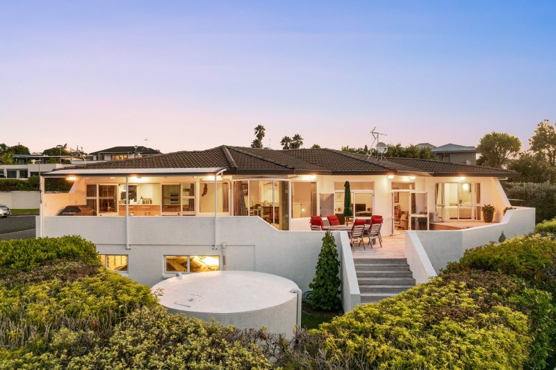 4 Pacific Parade, Army Bay, Rodney, Auckland - Carousel 1