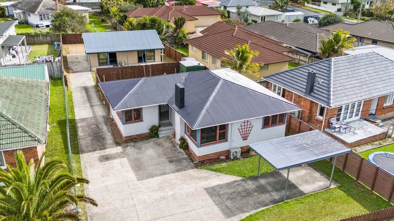 12 Vera Road, Te Atatu South, Auckland - Carousel 1