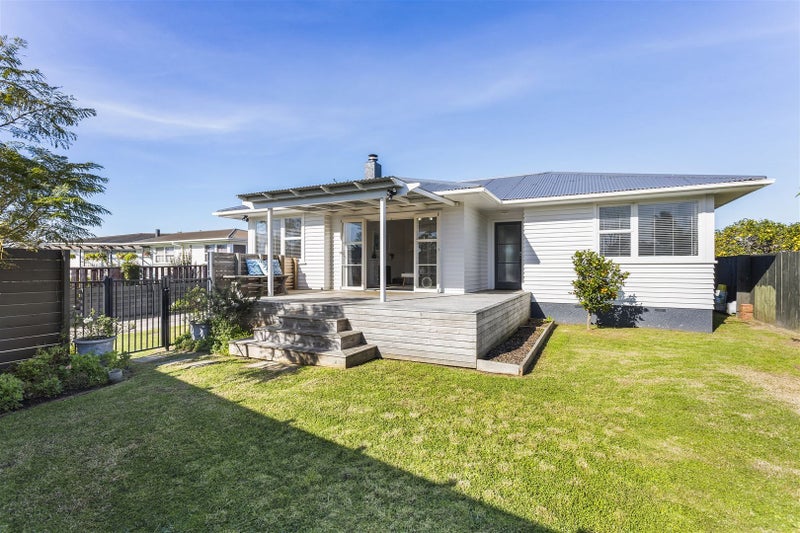 3 Clinton Avenue, Te Atatu Peninsula, Auckland - Carousel 2