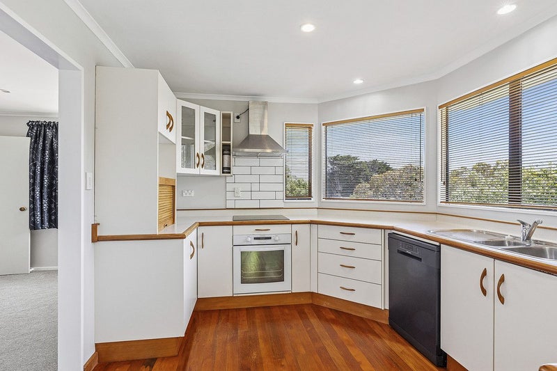 37 Saunders Close, Whitby, Porirua - Carousel 2