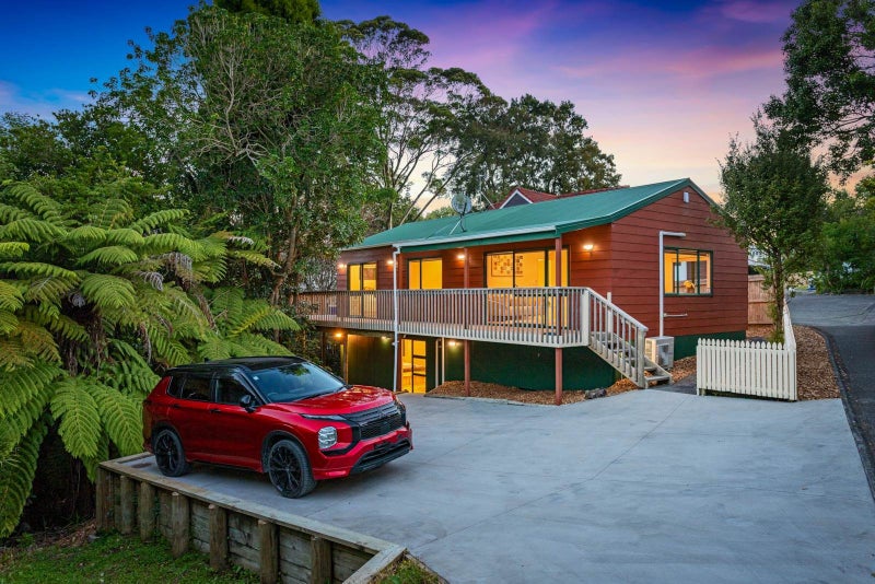 41A Cyclarama Crescent, Massey, Auckland - Carousel 1