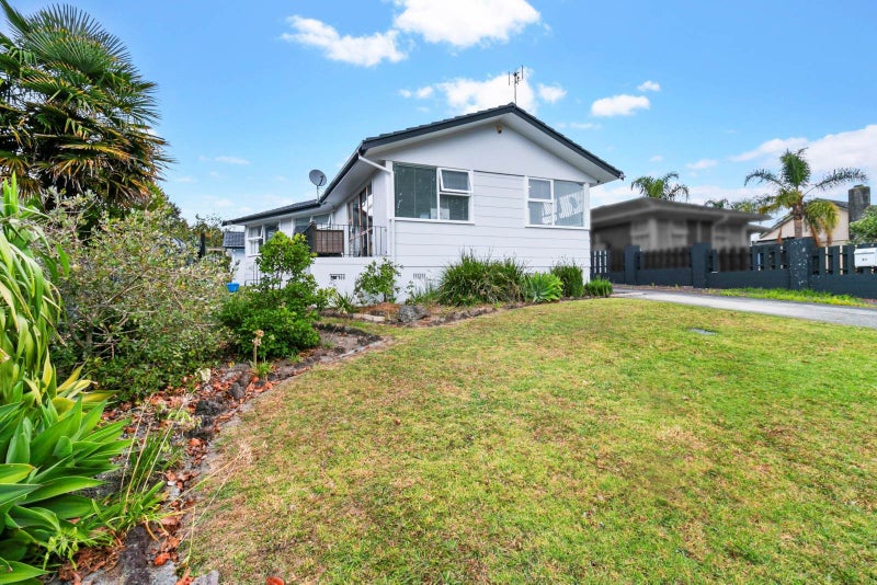 5 Blythe Place, Glendene, Auckland - Carousel 2