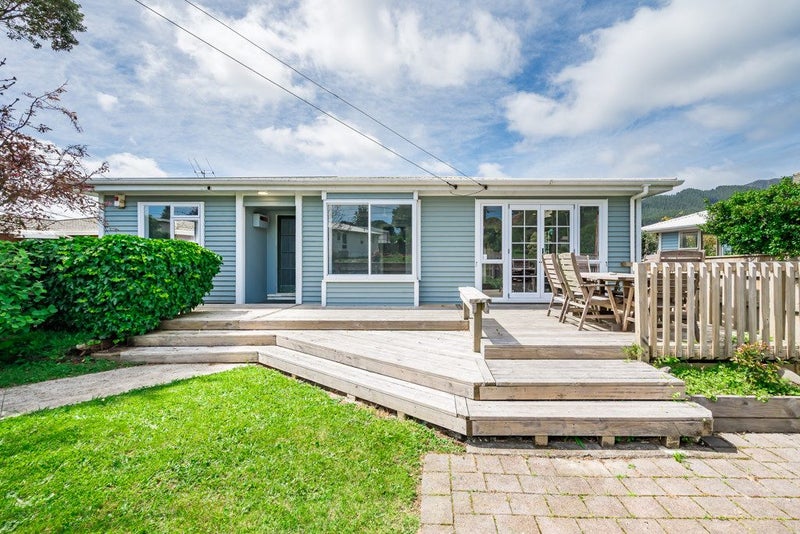 9 Clarkes Crescent, Paekakariki - Carousel 1
