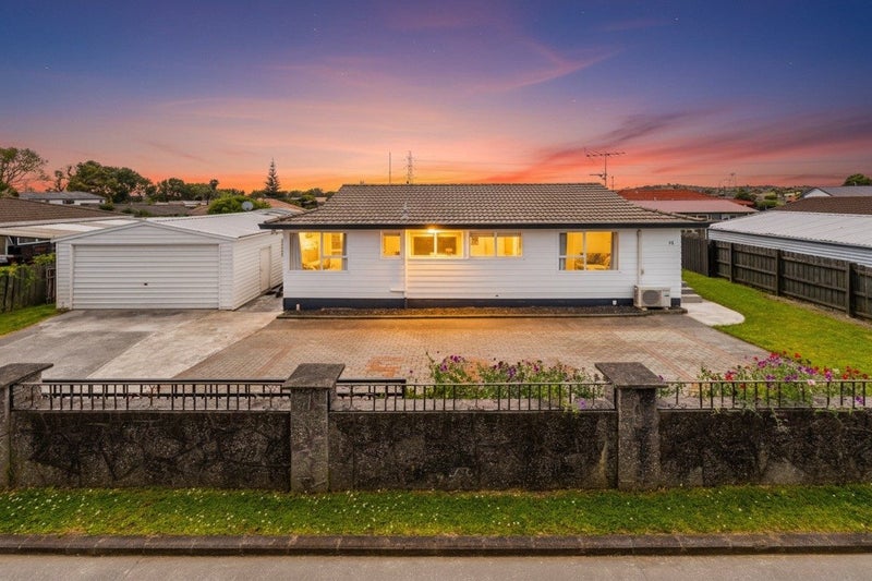 11 Jodie Place, Flat Bush, Auckland - Carousel 1