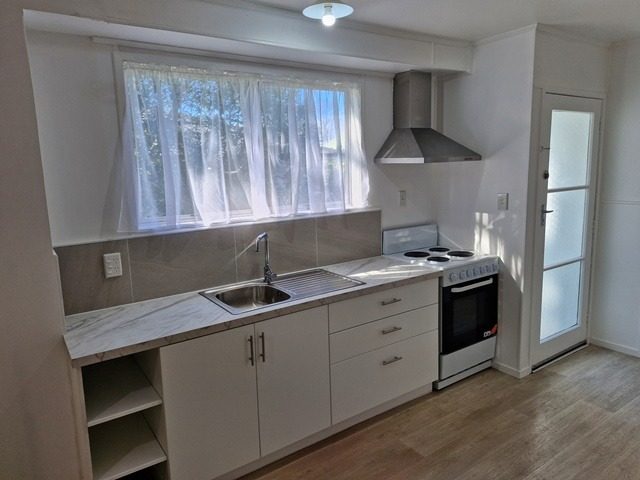 6 Sabot Place, Massey, Auckland - Carousel 2