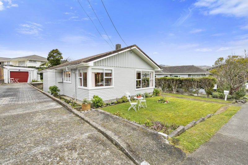 12 Saint Johns Terrace, Tawa, Wellington - Carousel 1