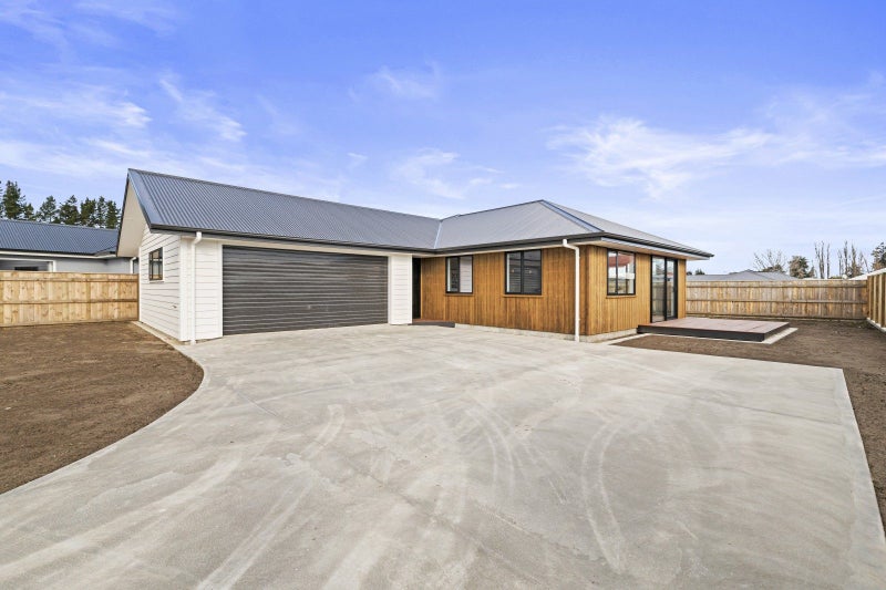 4 Rayner Lane, Marton, Marton - Carousel 1