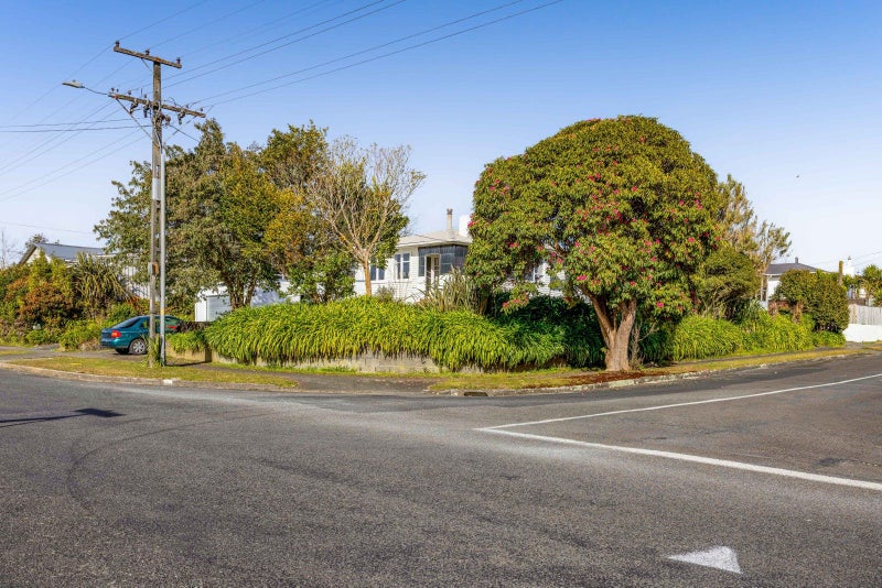 37 Swansea Road, Stratford - Carousel 15