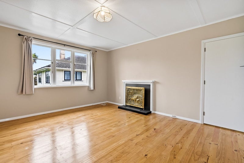 16 Manchester Street, Patea - Carousel 2