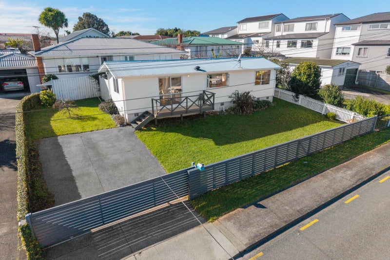 2/15 Adriatic Avenue, Henderson, Auckland - Carousel 1