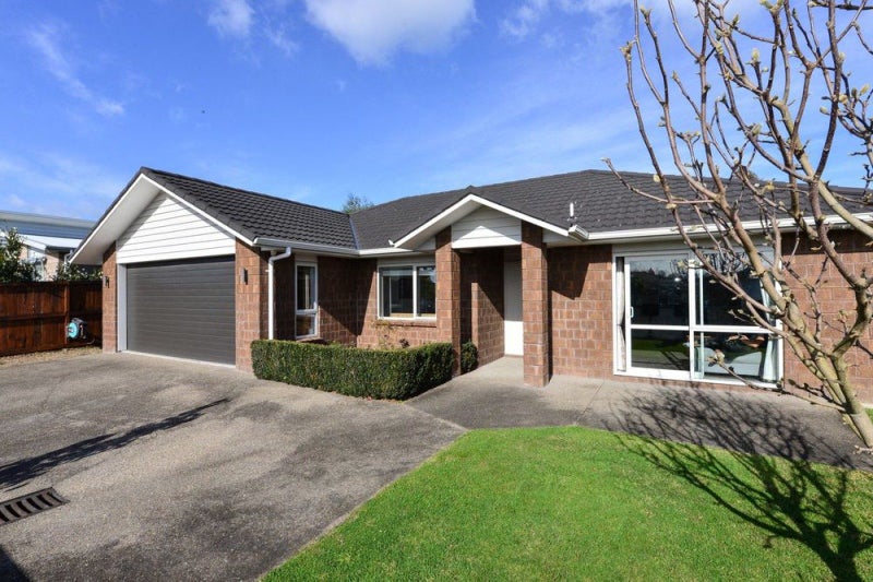 17 Alpers Ridge, Leamington, Cambridge - Carousel 1