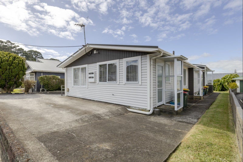 8 Simons Street, Moturoa, New Plymouth - Carousel 2