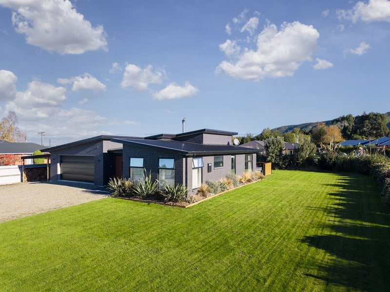 27 Edinburgh Street, Waimate, Waimate - Carousel 1