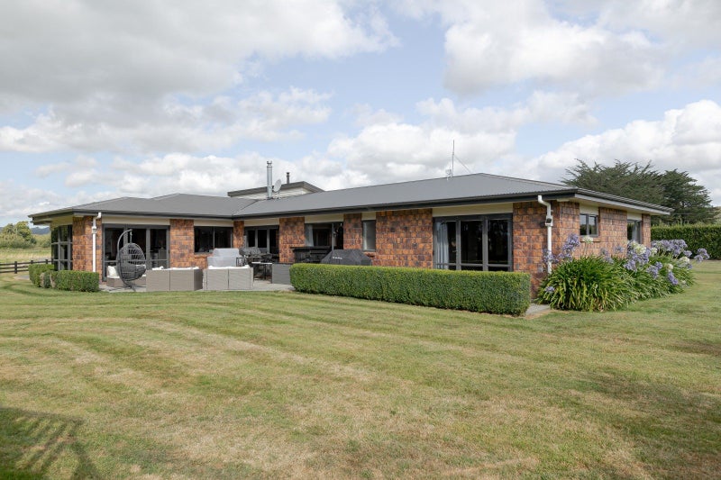 37 Tawera Road, Mangatainoka, Pahiatua - Carousel 1