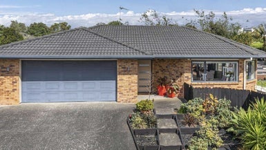 51 Jadewynn Drive, Massey, Auckland - Carousel 1