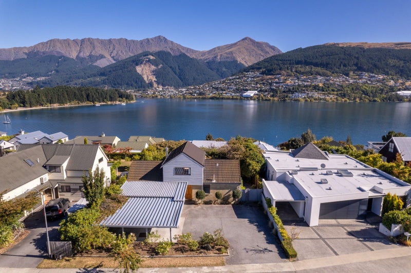16 Oregon Drive, Kelvin Heights, Queenstown - Carousel 2