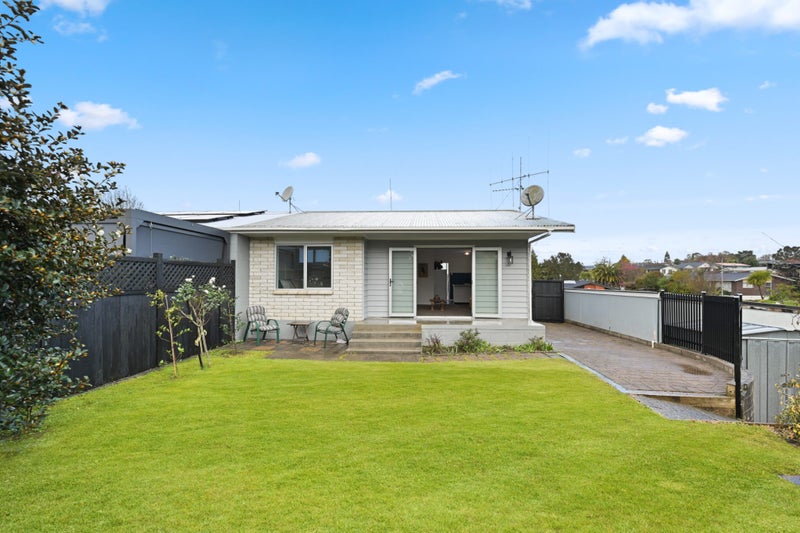 11A Lorraine Place, Glenview, Hamilton - Carousel 1
