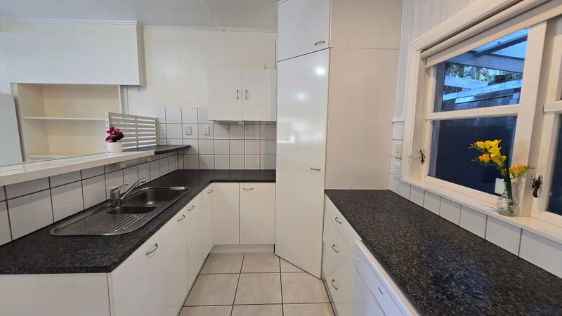 13A Romney Square, Tawa, Wellington - Carousel 2