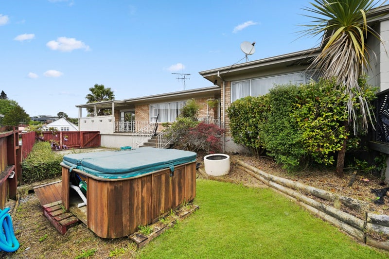 14 Gilbass Avenue, Hamilton Lake, Hamilton - Carousel 11