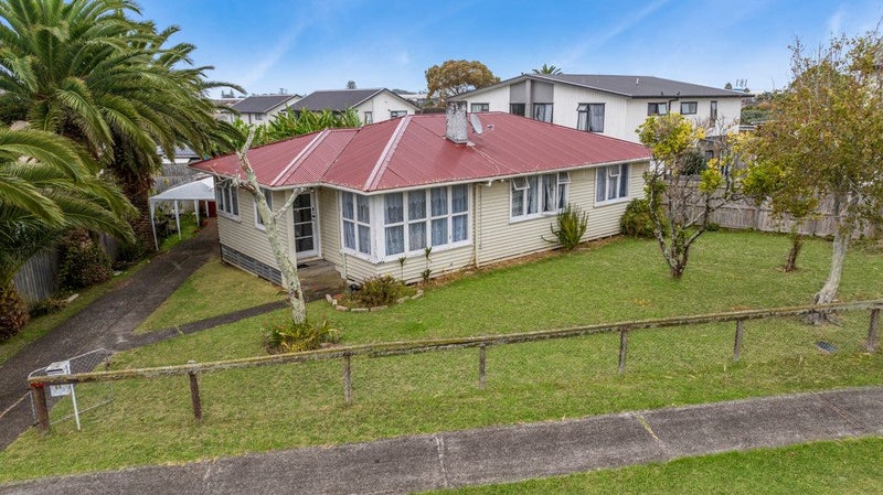 21 Farnborough Crescent, Mangere, Auckland - Carousel 1