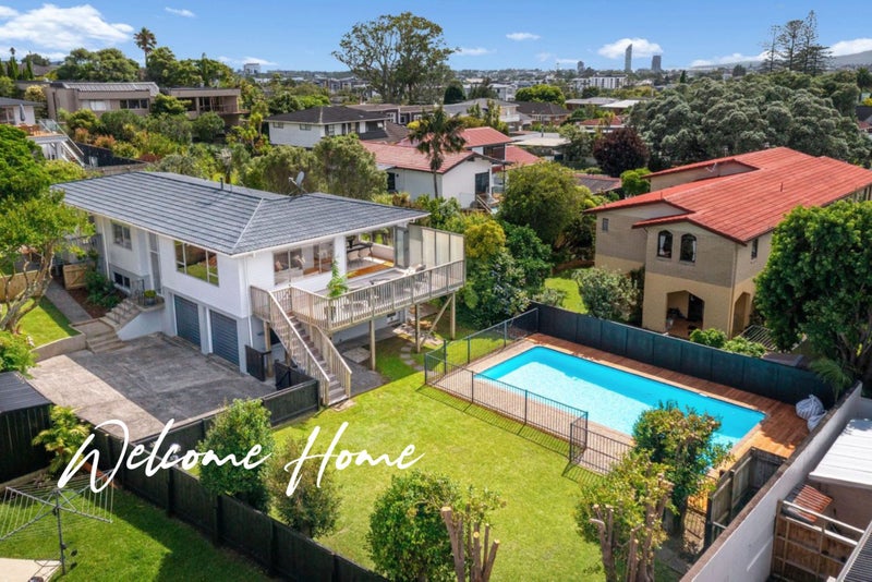 14 Holdaway Avenue, Northcote, Auckland - Carousel 1
