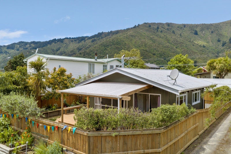 46 Beach Road, Waikawa, Picton - Carousel 1