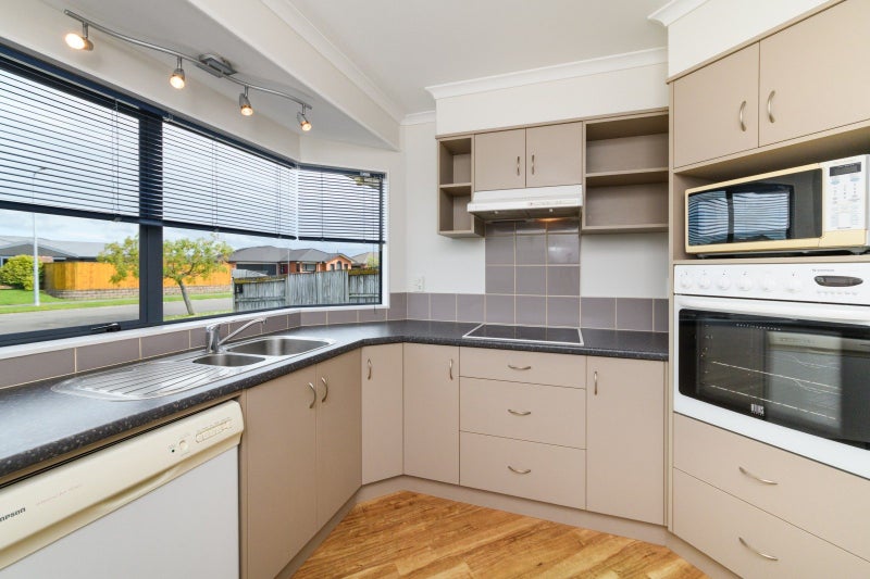 5 Daniel Place, Kelvin Grove, Palmerston North - Carousel 2