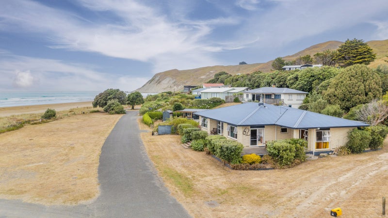 62 BEACH RD , PORANGAHAU - Carousel 1