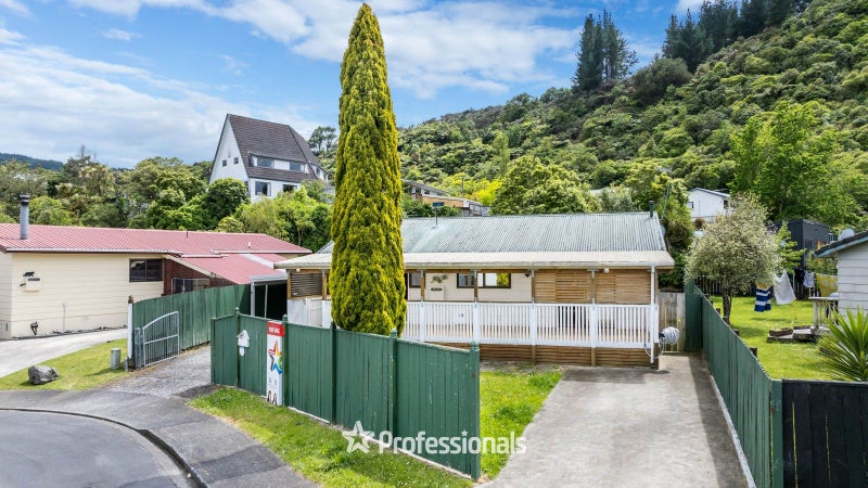 6 Edmund Lomas Grove, Birchville, Upper Hutt - Carousel 1