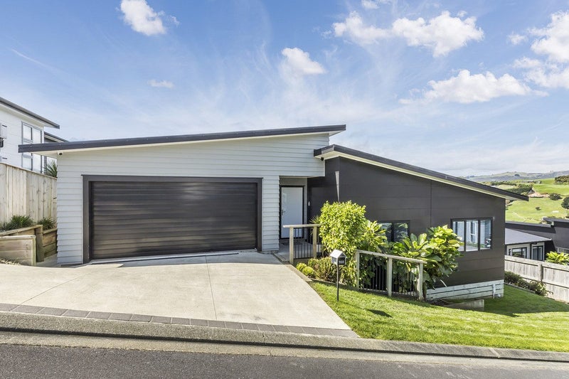 168 Endeavour Drive, Whitby, Porirua - Carousel 1