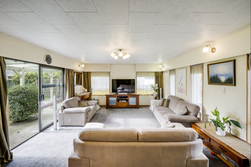 1422 Woodstock Avenue, Mayfair, Hastings - Carousel 2