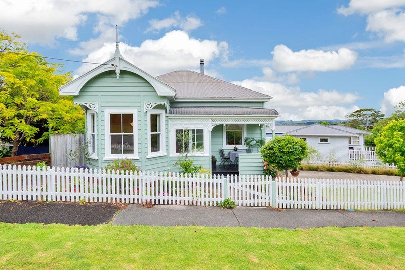 16 Porter Crescent, Helensville, Helensville - Carousel 1