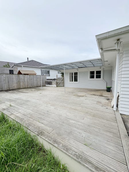 42 Tiroroa Avenue, Te Atatu South, Auckland - Carousel 2