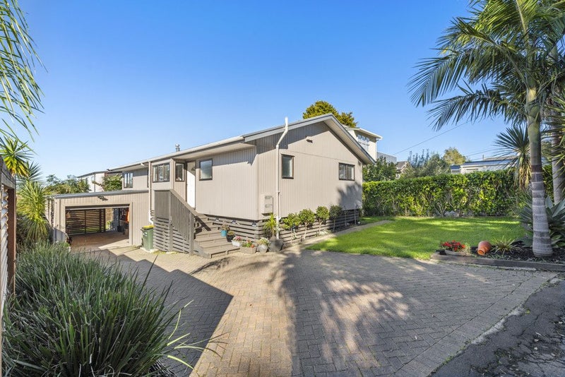 27 Pohutukawa Avenue, Shelly Park, Auckland - Carousel 1