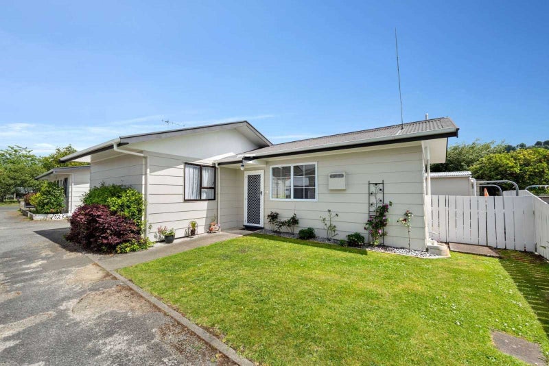 2D Roberts Avenue, Aramoho, Whanganui - Carousel 1