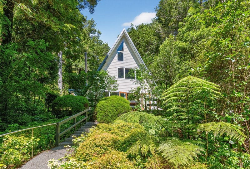 8 Tiniroa Grove, Silverstream, Upper Hutt - Carousel 1